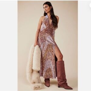 Free People Glitter & Gold
Midi Dress Go for bold slim-fitting silhouette Dress